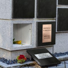 Urnenwand-Tafel vertikal "Kreuz mit Blätter"